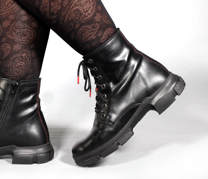 think boots schwarz iaz schwarz/kombi 42-0000 fussbett: neu - textilfilz-bezogene wechselbare kork-latex-bettung (pflanzlich gegerbt) mit besonderer auftritt-dämpfung im ballenbereich weicher textil-filz aus 75 % wolle, 5 % cashmere und 20 % polyamid 10 mm absatz-keil in der sohle sportlich leichter, aber rustikaler desert-boots mit platz für den fussschafthöhe ca. 14 cm