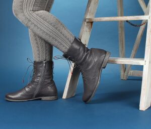 think stiefeletten grau agrat mouse 34-2030 fussbett: textilfilz-bezogene wechselbare kork-latex-bettung (pflanzlich gegerbt) mit besonderer auftritt-dämpfung im ballenbereich weicher textil-filz aus 75 % wolle, 5 % cashmere und 20 % polyamid 10 mm comfort-absatz sehr, sehr femininer und bequemer boots mit nahtfreier vorderpartie, durchgehender funktionsschnürung und seitlichem reissverschluss für einfachen einstieg.schafthöhe ca. 17 cm