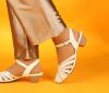 think sandaletten beige aida ivory/kombi 906-1000 fussbett: lederbezogene nicht wechselbare kork-latex-bettung (pflanzlich gegerbt) kalbsleder pflanzlich  gegerbt - gefärbt neuer 35 mm absatz mit weicherem auftritt extra schöne absatz-sandalette mit gut verdecktem zehenbereich. dekorative dornschnalle auf stabilem klett-riemchen sorgt für festen halt.