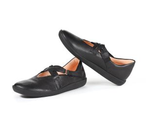 think slipper schwarz nature schwarz 952-0000 fussbett: lederbezogene wechselbare kork-latex-bettung (pflanzlich gegerbt) lederfutter - vegetabil gegerbt und ungefärbt 10 mm keilabsatz in der sohle comfortabler slipper mit beliebter kreuzbandage für individuellen sitz