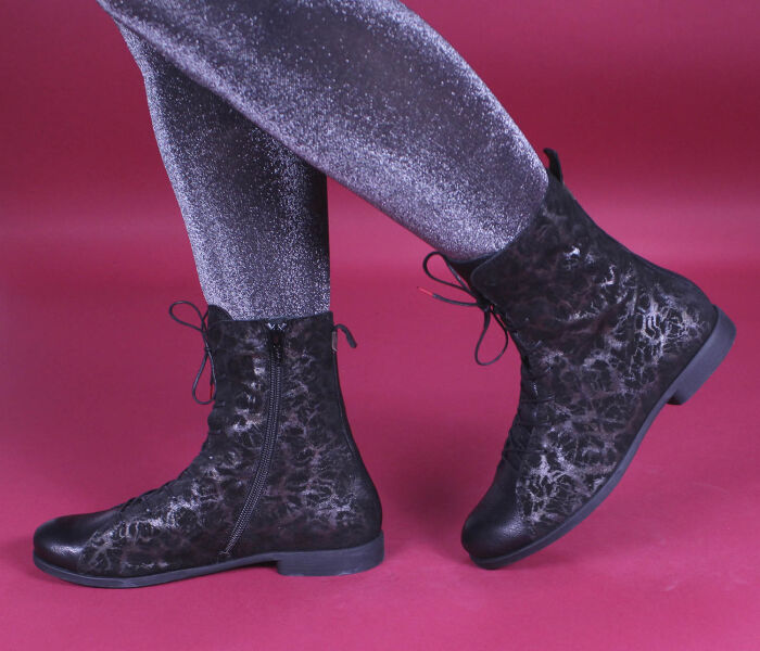 think stiefeletten schwarz agrat schwarz/kombi 997-0000 fussbett: leder-bezogene wechselbare kork-latex-bettung (pflanzlich gegerbt) mit besonderer auftritt-dämpfung im ballenbereich leder pflanzlich  gegerbt 10 mm comfort-absatz sehr, sehr femininer und bequemer boots mit nahtfreier vorderpartie, durchgehender funktionsschnürung und seitlichem reissverschluss für einfachen einstieg.schafthöhe ca. 17 cm