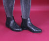 think stiefeletten schwarz agrat schwarz 29-0060 fussbett: lederbezogene wechselbare kork-latex-bettung (pflanzlich gegerbt) lederfutter - vegetabil gegerbt und ungefärbt 10 mm comfort-absatz bequemer chelsea-booties mit nahtfreier vorderpartie und 2 seitlichem stabilen gummizügenagrat heisst der neue, recht leichte leisten von think mit angenehm geringer absatzhöhe und fussfreundlichem schnitt. die gerade grosszehenlinie und das komfortable volumen sorgen für fuss-komfort. nach aussen hin weniger verrundet macht agrat einen sportlich-femininen eindruck. neu: besonders weiche und elastische zehen- und fersenkappen für noch comfortableres laufen.