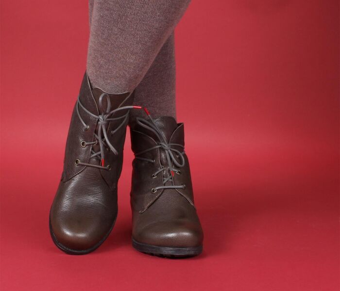 think stiefeletten taupe denk pepper 344-2000 fussbett: lammfell bezogene wechselbare kork-latex-bettung (pflanzlich gegerbt) feines lammfell-futter - chromfrei gegerbt - lammfell wirkt temperaturausgleichend und hält so trocken und warm 10 mm absatz das warten hat sich gelohnt. es gibt ihn wieder: beliebter schnür-bootie mit funktionsschnürung. passt, wackelt nicht und hat luft. mit lammfell-futterschafthöhe ca. 12 cm