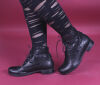 think stiefeletten schwarz denk schwarz/kombi 831-0020 fussbett: textil-filz bezogene wechselbare kork-latex-bettung (pflanzlich gegerbt) weicher textil-filz aus 75 % wolle, 5 % cashmere und 20 % polyamid 10 mm absatz das warten hat sich gelohnt. es gibt ihn wieder: beliebter schnür-bootie mit funktionsschnürung. passt, wackelt nicht und hat luft. schafthöhe ca. 12 cm