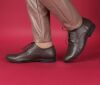 think schnürschuhe braun guad-2 pepper 412-2050 fussbett: lederbezogene wechselbare kork-latex-bettung (pflanzlich gegerbt) lederfutter - vegetabil gegerbt und ungefärbt 10 mm absatz der beliebte 4-loch-schnürer mit nahtfreier vorderpartie für bewährten laufkomfort. jetzt in der neuen guad-2 ausführung ohne zehenkappe für noch komfortableres fussgefühl. ergreifend schlicht und unübertroffen passend.