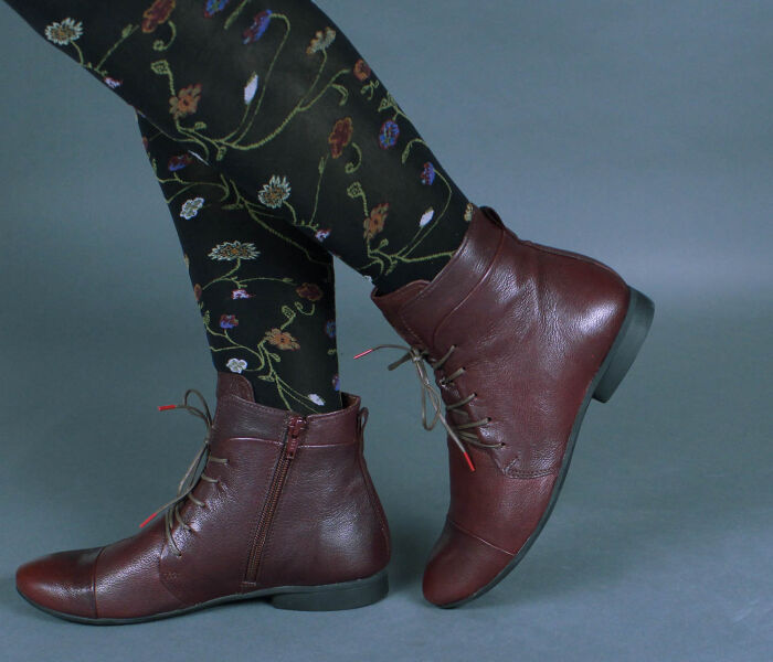 think stiefeletten wein-rot guad-2 prugna 413-5040 fussbett: lederbezogene wechselbare kork-latex-bettung (pflanzlich gegerbt) lederfutter - vegetabil gegerbt und ungefärbt 10 mm absatz west-end booties mit dekorativ betonter vorderkappe. funktionsschnürung und seitlicher reissverschluss sorgen für einfachen einstieg und bequemen halt. der hohe schaftrand birgt sportive und formelle kombinationsmöglichkeiten für rock, kleid oder hose.