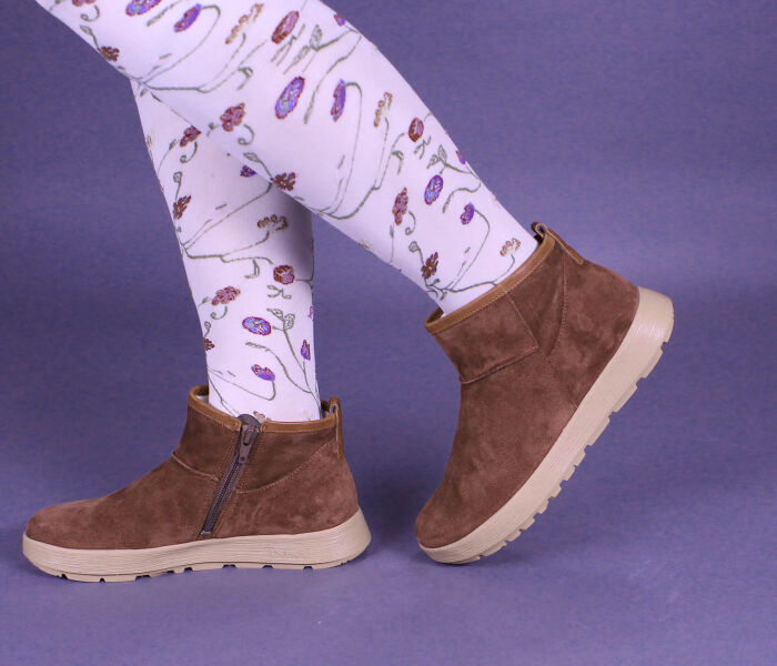 think booties braun comoda schoko/kombi 1084-3000 fussbett: schurwoll-bezogene wechselbare kork-latex-bettung (pflanzlich gegerbt) mit besonderer auftritt-dämpfung im ballenbereich mit schurwolle-futter 10 mm absatz in der keilsohle fast wie ein pantoffel...knöchelumspielende slipper mit seitlichem zipper. schafthöhe ca. 10 cm