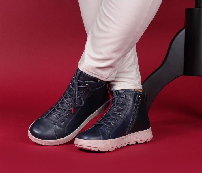 think booties blau comoda navy 747-8030 fussbett: lederbezogene wechselbare kork-weichschaum-bettung mit besonders guter auftritt-dämpfung im ballenbereich (pflanzlich gegerbt) lederfutter - vegetabil gegerbt und ungefärbt 10 mm absatz in der keilsohle neue city-booties mit langer 7-loch schnürung für weiten einstieg. angenehme schafthöhe von ca. 9 cm mit schnürung für individuellen sitz und zusätzlichem reissverschluss an der innenseite. weicher schaftabschluss an der ferse. echt gut, echt bequem.
