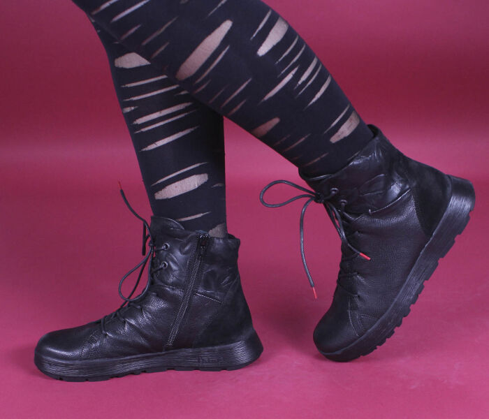 think boots schwarz comoda schwarz/kombi 734-0010 fussbett: filz-bezogene wechselbare kork-latex-bettung (pflanzlich gegerbt) mit besonderer auftritt-dämpfung im ballenbereich weicher textil-filz aus 75 % wolle, 5 % cashmere und 20 % polyamid 10 mm absatz in der keilsohle sehr comfortable boots mit gepolstertem schaftrand, extra weiter einstieg durch funktionsschnürung und seitlichem reissverschlussschafthöhe ca. 12 cm
