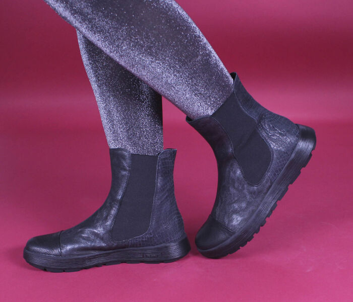 think boots schwarz comoda schwarz/kombi 993-0000 fussbett: lederbezogene wechselbare kork-weichschaum-bettung mit besonders guter auftritt-dämpfung im ballenbereich (pflanzlich gegerbt) leder pflanzlich  gegerbt 10 mm absatz in der keilsohle fußumschmeichelnde chelsea-boots mit 2 tiefen gummizügen für besten sitz. einstieg nur mit schuhlöffel zu empfehlen.schafthöhe ca. 23 cm