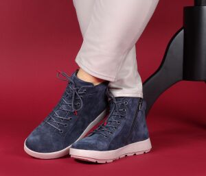 think booties blau comoda notte 747-8040 fussbett: lederbezogene wechselbare kork-weichschaum-bettung mit besonders guter auftritt-dämpfung im ballenbereich (pflanzlich gegerbt) lederfutter - vegetabil gegerbt und ungefärbt 10 mm absatz in der keilsohle neue city-booties mit langer 7-loch schnürung für weiten einstieg. angenehme schafthöhe von ca. 9 cm mit schnürung für individuellen sitz und zusätzlichem reissverschluss an der innenseite. weicher schaftabschluss an der ferse. echt gut, echt bequem.