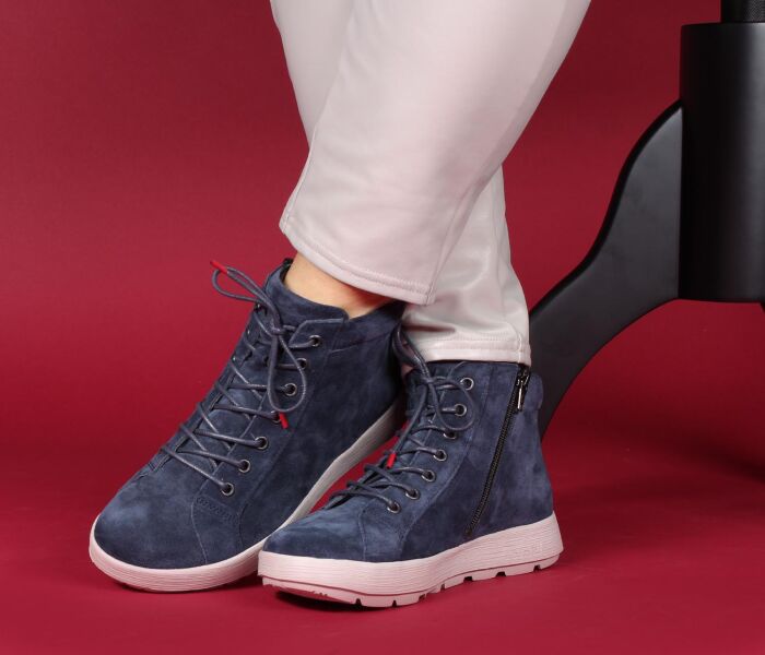 think booties blau comoda notte 747-8040 fussbett: lederbezogene wechselbare kork-weichschaum-bettung mit besonders guter auftritt-dämpfung im ballenbereich (pflanzlich gegerbt) lederfutter - vegetabil gegerbt und ungefärbt 10 mm absatz in der keilsohle neue city-booties mit langer 7-loch schnürung für weiten einstieg. angenehme schafthöhe von ca. 9 cm mit schnürung für individuellen sitz und zusätzlichem reissverschluss an der innenseite. weicher schaftabschluss an der ferse. echt gut, echt bequem.