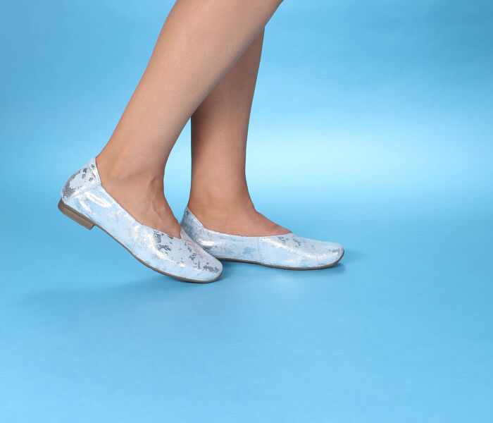 think ballerinas silber gaudi silber 733-2010 - gdi 50 wechselbare lederbezogene kork-weichschaum-bettung mit hoher dämpfung (pflanzlich gegerbt) kalbsleder pflanzlich  gegerbt - nicht gefärbt 15 mm block-absatz mit guter dämpfung grossartig neuer ballerina in fuss-schmeichelnder ausführung. guter halt durch seitlich eingearbeite gummizüge, die asymmetrische karree-form mit fast gerader innenlinie bietet raum für ersten zeh und ballen, das hochgeschlossene dekollete gibt halt und verdeckt den ballen.