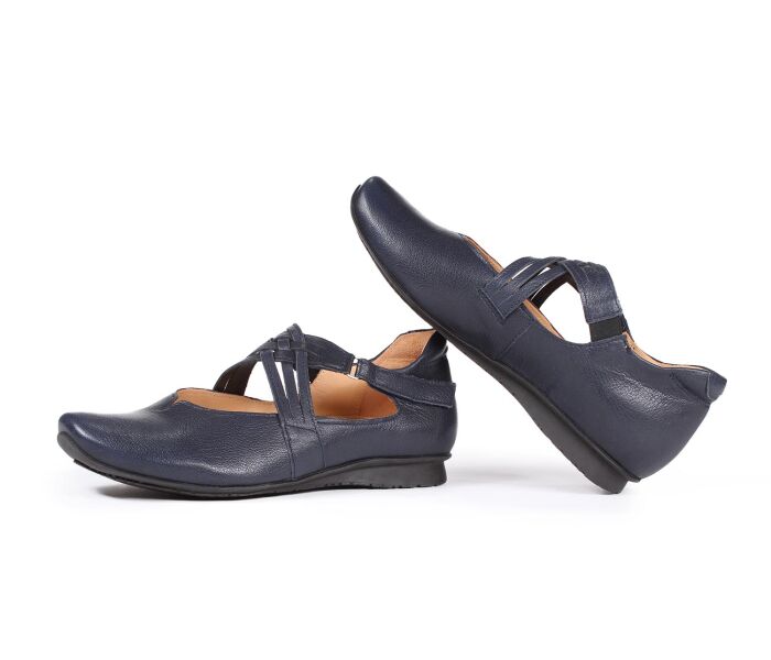 think ballerinas blau chilli navy 271-8060 - hil 444 fussbett: lederbezogene wechselbare kork-latex-bettung (pflanzlich gegerbt) kalbsleder pflanzlich  gegerbt - nicht gefärbt 5 mm keil-absatz ein überaus beliebter ballerina, individuell verstellbar durch 1 klettverschluss an der aussenseite und gummizug an der innenseite für guten sitz, die kleine einkerbung am dekollete sorgt für angenehmes tragegefühl