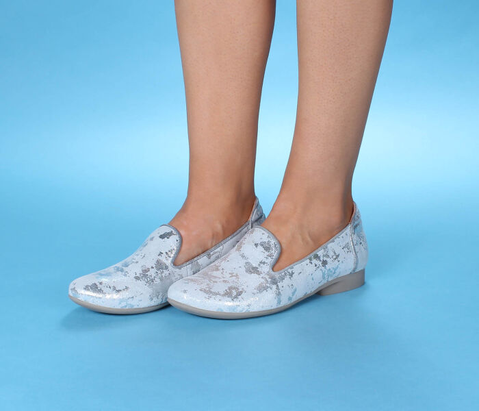 think slipper silber guad-2 silber/kombi 1147-2000 - gud 821 fussbett: lederbezogene wechselbare kork-latex-bettung (pflanzlich gegerbt) lederfutter - vegetabil gegerbt und ungefärbt 10 mm absatz ein wahrer hingucker... klassischer slipper mit farbig abgesetzter paspelierung und hoher lasche. keine verstellmöglichkeit, kein gummizug. eher nicht für den kräftigen fuß gedacht