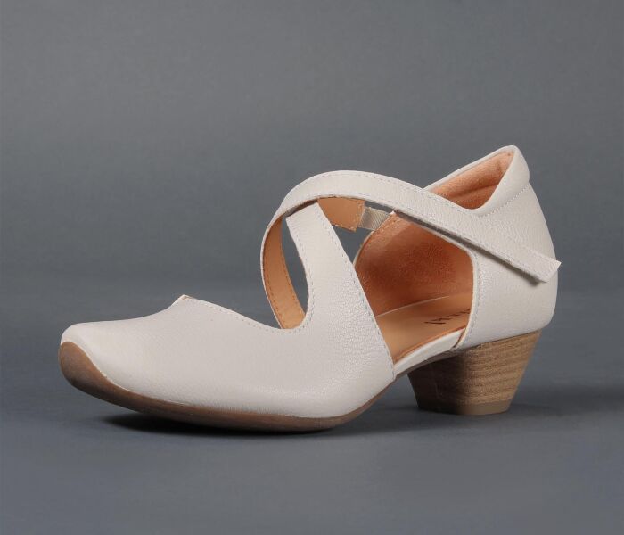think pumps beige aida panna 209-4060 - aid 1100 fussbett: lederbezogene nicht wechselbare kork-latex-bettung (pflanzlich gegerbt) kalbsleder pflanzlich  gegerbt - nicht gefärbt neuer 35 mm absatz mit weicherem auftritt die beliebten riemchen-pumps in neuen ledern und neuen farben. klettverschluss für schnellen einstieg am äusseren riemchen, kleiner gummizug am inneren riemchen. geniale, kleine kerbung am dekollete für besten sitz