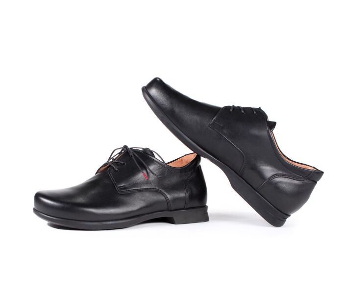 think schnürschuhe schwarz pensa herren schwarz 910-0000 - cp 206 fussbett: lederbezogene wechselbare kork-latex-bettung (pflanzlich gegerbt) kalbsleder pflanzlich  gegerbt - nicht gefärbt 5 mm absatz auf vielfachen wunsch: eine variatioen des beliebten pensa-herren schnürschuhs 282-0000das neue modell hat eine 3-loch-schnürung und somit etwas mehr raum im ballen- und vorfuß-bereich. die klassischere schnürung sorgt auch für ein noch dezenteres erscheinungsbild.