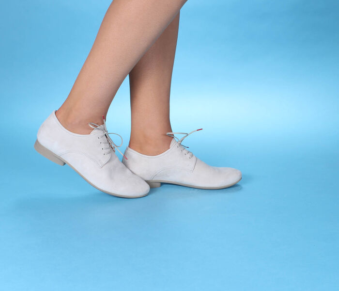 think schnürschuhe beige guad-2 pearl 412-2040 - gud 599 fussbett: lederbezogene wechselbare kork-latex-bettung (pflanzlich gegerbt) lederfutter - vegetabil gegerbt und ungefärbt 10 mm absatz der beliebte 4-loch-schnürer mit nahtfreier vorderpartie für bewährten laufkomfort. jetzt in der neuen guad-2 ausführung ohne zehenkappe für noch komfortableres fussgefühl. ergreifend schlicht und unübertroffen passend.