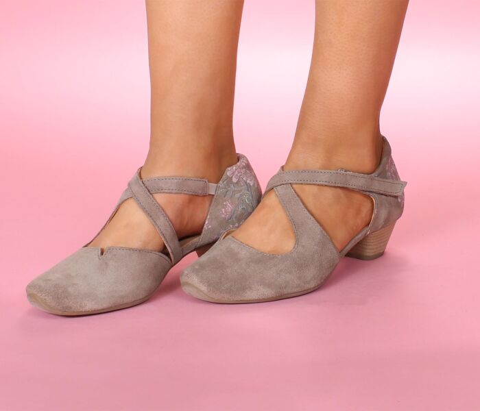 think pumps taupe aida taupe/kombi 209-3000 - aid 1103 fussbett: lederbezogene nicht wechselbare kork-latex-bettung (pflanzlich gegerbt) kalbsleder pflanzlich  gegerbt - nicht gefärbt neuer 35 mm absatz mit weicherem auftritt die beliebten riemchen-pumps in neuen ledern und neuen farben. klettverschluss für schnellen einstieg am äusseren riemchen, kleiner gummizug am inneren riemchen. geniale, kleine kerbung am dekollete für besten sitz