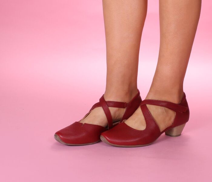 think pumps rot aida rosso 209-5090 - aid 1101 fussbett: lederbezogene nicht wechselbare kork-latex-bettung (pflanzlich gegerbt) kalbsleder pflanzlich  gegerbt - nicht gefärbt neuer 35 mm absatz mit weicherem auftritt die beliebten riemchen-pumps in neuen ledern und neuen farben. klettverschluss für schnellen einstieg am äusseren riemchen, kleiner gummizug am inneren riemchen. geniale, kleine kerbung am dekollete für besten sitz