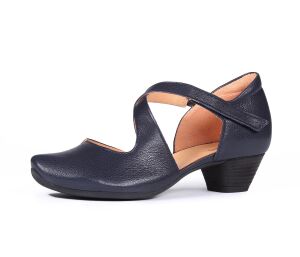 think pumps blau aida navy 209-8060 - aid 1102 fussbett: lederbezogene nicht wechselbare kork-latex-bettung (pflanzlich gegerbt) kalbsleder pflanzlich  gegerbt - nicht gefärbt neuer 35 mm absatz mit weicherem auftritt die beliebten riemchen-pumps in neuen ledern und neuen farben. klettverschluss für schnellen einstieg am äusseren riemchen, kleiner gummizug am inneren riemchen. geniale, kleine kerbung am dekollete für besten sitz