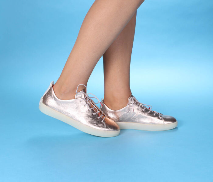 think sneaker rose turna puder/kombi 227-5030 - tna 83 fussbett: lederbezogene wechselbare kork-latex-bettung (pflanzlich gegerbt) kalbsleder pflanzlich  gegerbt - nicht gefärbt ohne absatz klassischer 6 loch-langschnürer mit weichem fersenpolster und besonders elastischer schalen-sohle. durch die lange schnürung bestens anzupassen.