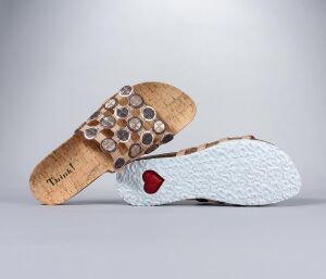 think pantoletten bunt julia linen/kombi 247-4010 - jla 253 fussbett: lederbezogene nicht wechselbare kork-latex-bettung (pflanzlich gegerbt) kalbsleder pflanzlich  gegerbt - nicht gefärbt 15 mm keil-absatz neue pantolette mit kleinem gummizug an der seite, passt sich an, aber doch eher in der weite für den normalen fuss gedacht
