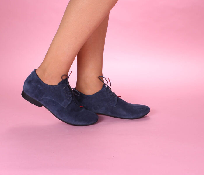 think schnürschuhe blau guad-2 notte 412-8120 - gud 802 fussbett: lederbezogene wechselbare kork-latex-bettung (pflanzlich gegerbt) lederfutter - vegetabil gegerbt und ungefärbt 10 mm absatz der beliebte 4-loch-schnürer mit nahtfreier vorderpartie für bewährten laufkomfort. jetzt in der neuen guad-2 ausführung ohne zehenkappe für noch komfortableres fussgefühl. ergreifend schlicht und unübertroffen passend.