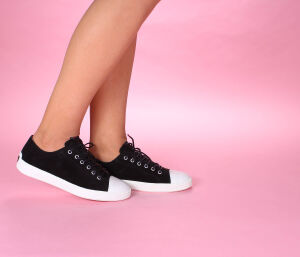 think sneaker schwarz turna schwarz/kombi 559-0010 - tna 84 fussbett: lederbezogene wechselbare kork-latex-bettung (pflanzlich gegerbt) kalbsleder pflanzlich  gegerbt - nicht gefärbt ohne absatz langschnürer mit weichem fersenpolster und besonders elastischer schalen-sohle. durch die lange schnürung bestens anzupassen.