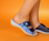 think pantoletten blau camilla indigo/kombi 671-8030 - aml 365 fussbett: lederbezogene wechselbare kork-latex-bettung (pflanzlich gegerbt) lederfutter - vegetabil gegerbt und ungefärbt 15 mm keil-absatz ansprechende pantolette in bewährter 2-riemen klett-ausführung für ideale verstellbarkeit und optimalen sitz am ballen