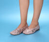 think ballerinas rose gaudi rose 733-5050 - gdi 52 wechselbare lederbezogene kork-weichschaum-bettung mit hoher dämpfung (pflanzlich gegerbt) kalbsleder pflanzlich  gegerbt - nicht gefärbt 15 mm block-absatz mit guter dämpfung grossartig neuer ballerina in fuss-schmeichelnder ausführung. guter halt durch seitlich eingearbeite gummizüge, die asymmetrische karree-form mit fast gerader innenlinie bietet raum für ersten zeh und ballen, das hochgeschlossene dekollete gibt halt und verdeckt den ballen.