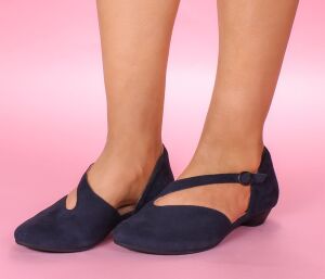 think pumps blau grace water 920-8010 - grc 60 fussbett: lederbezogene nicht wechselbare kork-latex-bettung (pflanzlich gegerbt) kalbsleder pflanzlich  gegerbt - nicht gefärbt 20 mm absatz wunderschöner riemchen-pumps mit asymmetrisch angesetztem fristriemchen.