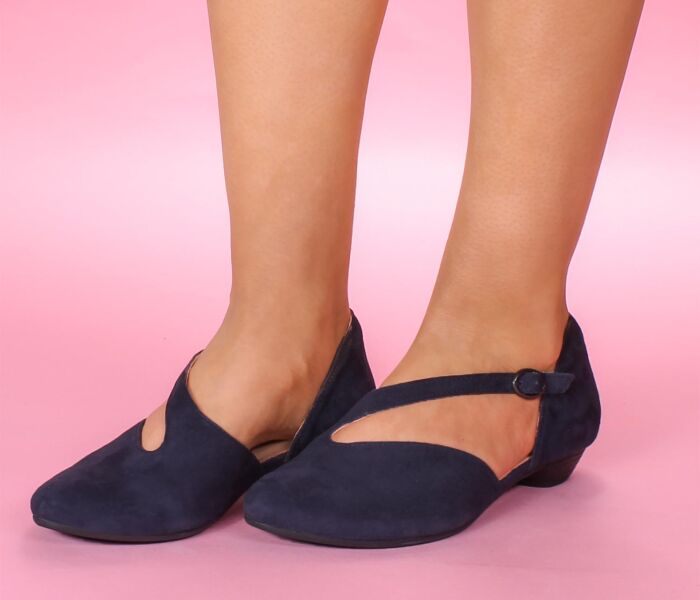 think pumps blau grace water 920-8010 - grc 60 fussbett: lederbezogene nicht wechselbare kork-latex-bettung (pflanzlich gegerbt) kalbsleder pflanzlich  gegerbt - nicht gefärbt 20 mm absatz wunderschöner riemchen-pumps mit asymmetrisch angesetztem fristriemchen.