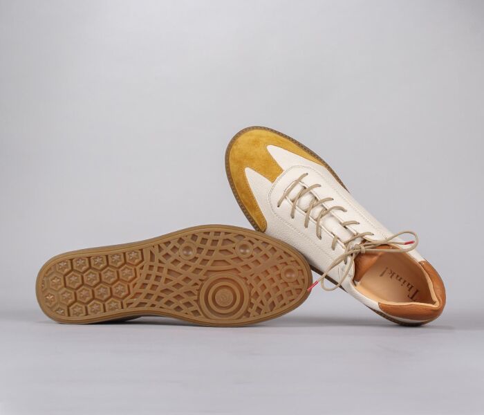 think sneaker gelb turna caramel/kombi 1104-3000 - tna 96 fussbett: lederbezogene wechselbare kork-latex-bettung (pflanzlich gegerbt) kalbsleder pflanzlich  gegerbt - nicht gefärbt ohne absatz sehr attraktive sneaker mit traditioneller flügelkappe. klassische sneaker-schalensohle und weiches fersenpolster. eher für den normal bis schlankeren fuß gedacht.