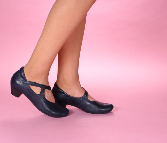think pumps blau aida navy 1127-8000 - aid 1110 fussbett: lederbezogene wechselbare kork-latex-bettung (pflanzlich gegerbt) kalbsleder pflanzlich  gegerbt - nicht gefärbt neuer 35 mm absatz mit weicherem auftritt ganz großartig - neue aida-pumps mit asymmetrisch verlaufendem klettverschluß an der seite. nahtfreie vorderpartie und leicht elastisches dekollete