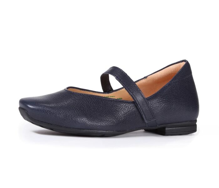 think ballerinas blau gaudi navy 1145-8000 - gdi 54 wechselbare lederbezogene kork-weichschaum-bettung mit hoher dämpfung (pflanzlich gegerbt) kalbsleder pflanzlich  gegerbt - nicht gefärbt 15 mm block-absatz mit guter dämpfung grossartig neuer ballerina in fuss-schmeichelnder ausführung. guter halt durch schmales quer-riemchen, die asymmetrische karree-form mit fast gerader innenlinie bietet raum für ersten zeh und ballen, das dekollete gibt halt und verdeckt den ballen.