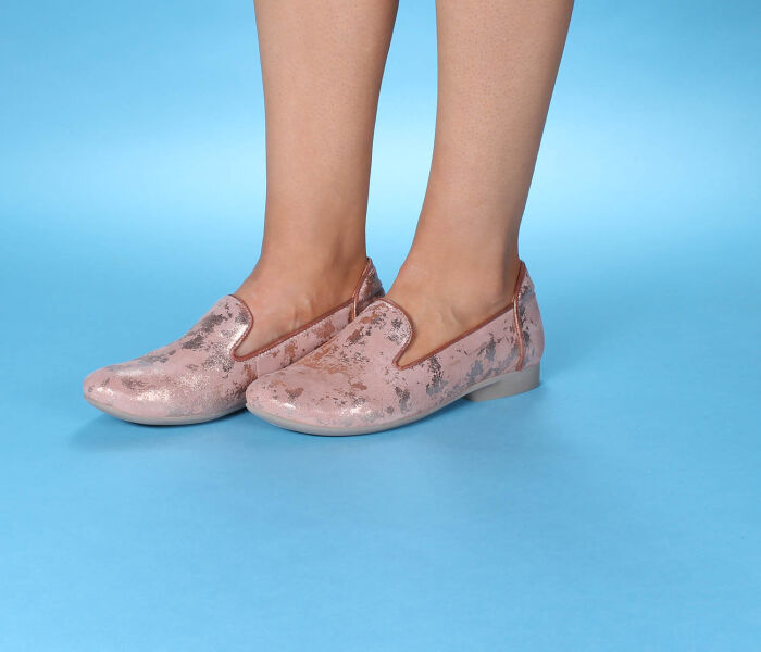 think slipper rose guad-2 rose/kombi 1147-5000 - gud 823 fussbett: lederbezogene wechselbare kork-latex-bettung (pflanzlich gegerbt) lederfutter - vegetabil gegerbt und ungefärbt 10 mm absatz ein wahrer hingucker... klassischer slipper mit farbig abgesetzter paspelierung und hoher lasche. keine verstellmöglichkeit, kein gummizug. eher nicht für den kräftigen fuß gedacht
