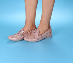 think slipper rose guad-2 rose/kombi 1147-5000 - gud 823 fussbett: lederbezogene wechselbare kork-latex-bettung (pflanzlich gegerbt) lederfutter - vegetabil gegerbt und ungefärbt 10 mm absatz ein wahrer hingucker... klassischer slipper mit farbig abgesetzter paspelierung und hoher lasche. keine verstellmöglichkeit, kein gummizug. eher nicht für den kräftigen fuß gedacht