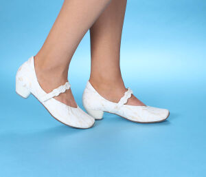 think pumps beige aida ivory gold 1165-1000 - aid 1106 fussbett: lederbezogene wechselbare kork-latex-bettung (pflanzlich gegerbt) kalbsleder pflanzlich  gegerbt - nicht gefärbt neuer 35 mm absatz mit weicherem auftritt sehr apart - neue aida-pumps mit schmalem riemchen über den fuß. gibt halt und bietet die möglichkeit für kleine schmuck-blüten aus metallic-leder. nahtfreie vorderpartie und leicht vorgeformtes dekollete.