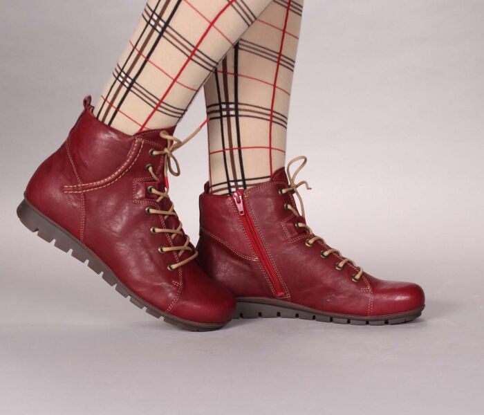 think boots rot menscha rosso / kombi 95-5000 fussbett: walkloden-bezogene wechselbare kork-latex-bettung echter walkloden von steiner 1888 aus österreich 5 mm keil-absatz auf vielfachen wunsch wieder im sortiment: der klassische schnür-boots von menscha mit 7-loch schnürung für perfekten halt. der weiche schaftrand sorgt für komfort am bein. mit seitlichem reissverschlussschafthöhe ca. 12 cm - mit lodenfutter