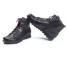 think boots schwarz menscha schwarz 95-0000 fussbett: walkloden-bezogene wechselbare kork-latex-bettung echter walkloden von steiner 1888 aus österreich 5 mm keil-absatz auf vielfachen wunsch wieder im sortiment: der klassische schnür-boots von menscha mit 7-loch schnürung für perfekten halt. der weiche schaftrand sorgt für komfort am bein. mit seitlichem reissverschlussschafthöhe ca. 12 cm - mit lodenfutter